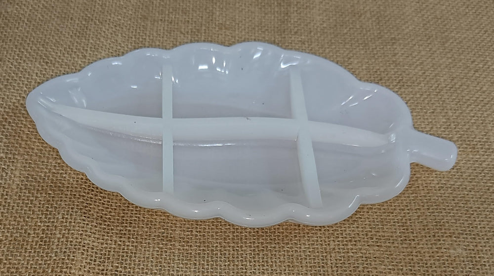 Snoogg1 Pack 6-Inch Maple Leaf-Shaped Serving Tray Silicone Molds for Epoxy Resin Casting, Perfect for Dining Decor, Home Embellishments, DIY Projects, Gifting, and Creative Art endeavors.