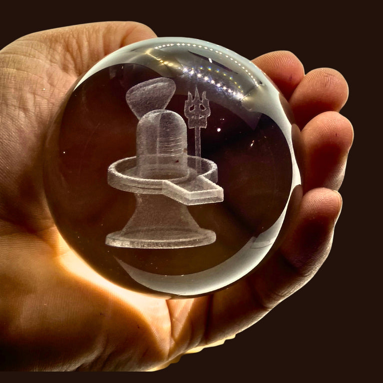 SNOOGG 3D SHIVLING Crystal Ball, Crafted Using Advanced Laser Techniques. Glass Art Features a Stunning Universe Design with a 3.5-inch Wooden Display Base. Multi-Coloured Lighting with Remote